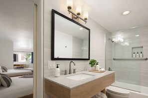 Habitación estándar, 2 camas de matrimonio, no fumadores | Baño | Ducha y bañera combinadas y artículos de higiene personal gratuitos