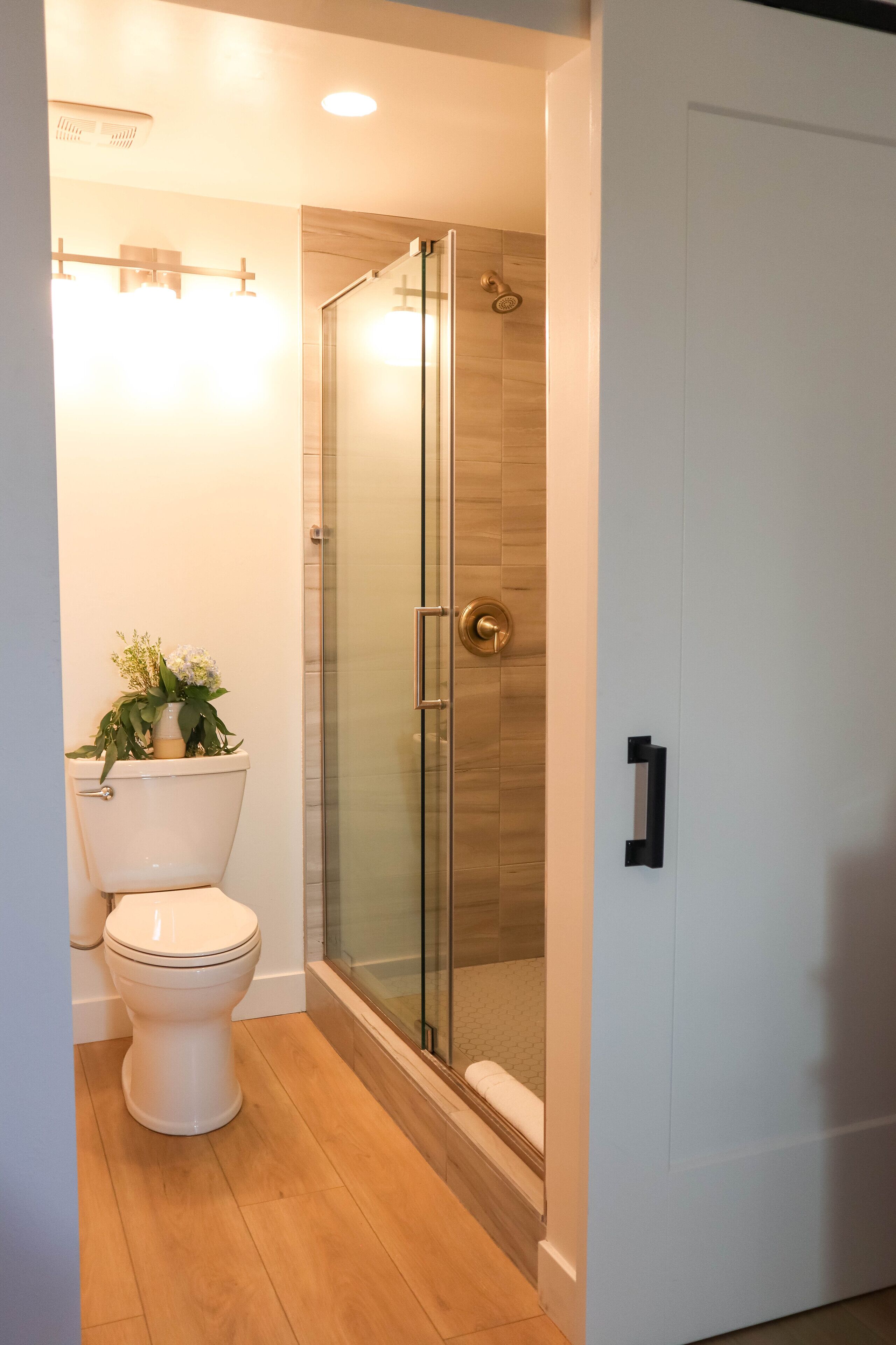 standard room, 1 king bed, non smoking, ocean view | bathroom | combined shower/bathtub, free toiletries, hair dryer, towels