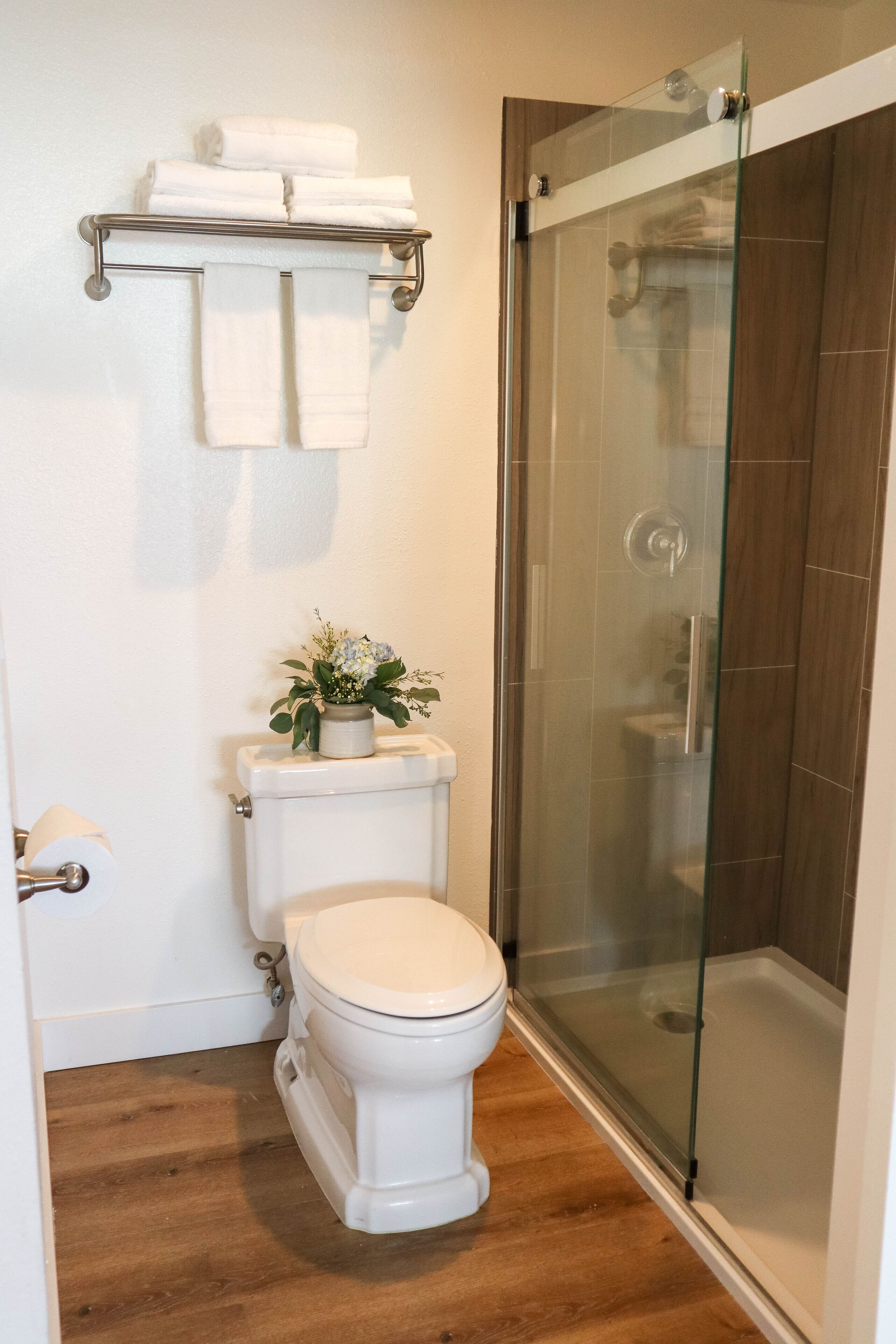 combined shower/bathtub, free toiletries, hair dryer, towels