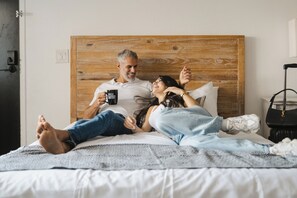 Premium bedding, down comforters, memory foam beds, desk - The Surfbreak Hotel (San Clemente)