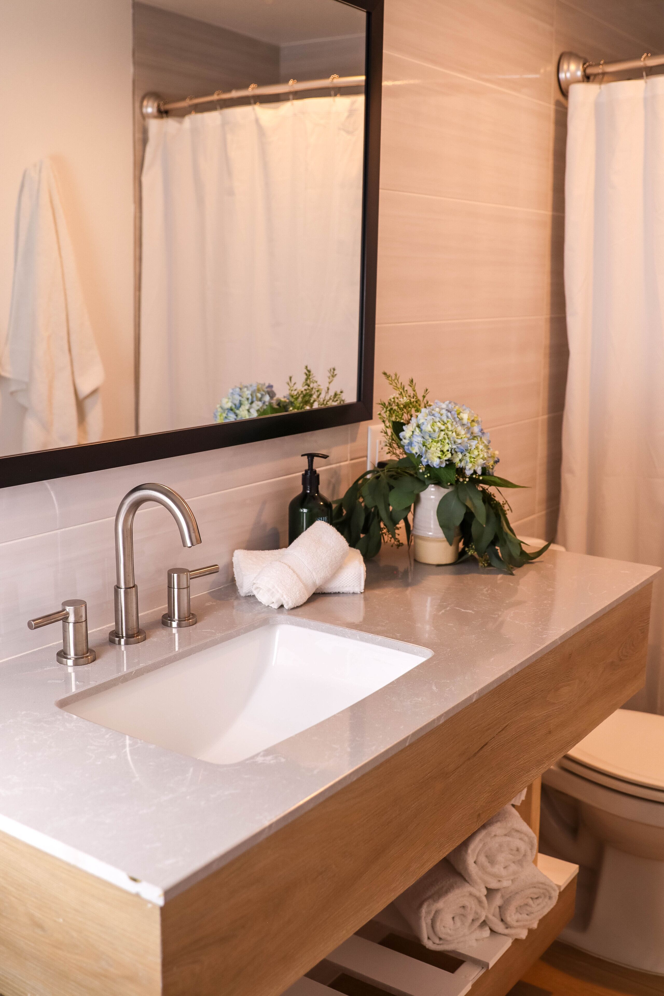 combined shower/bathtub, free toiletries, hair dryer, towels