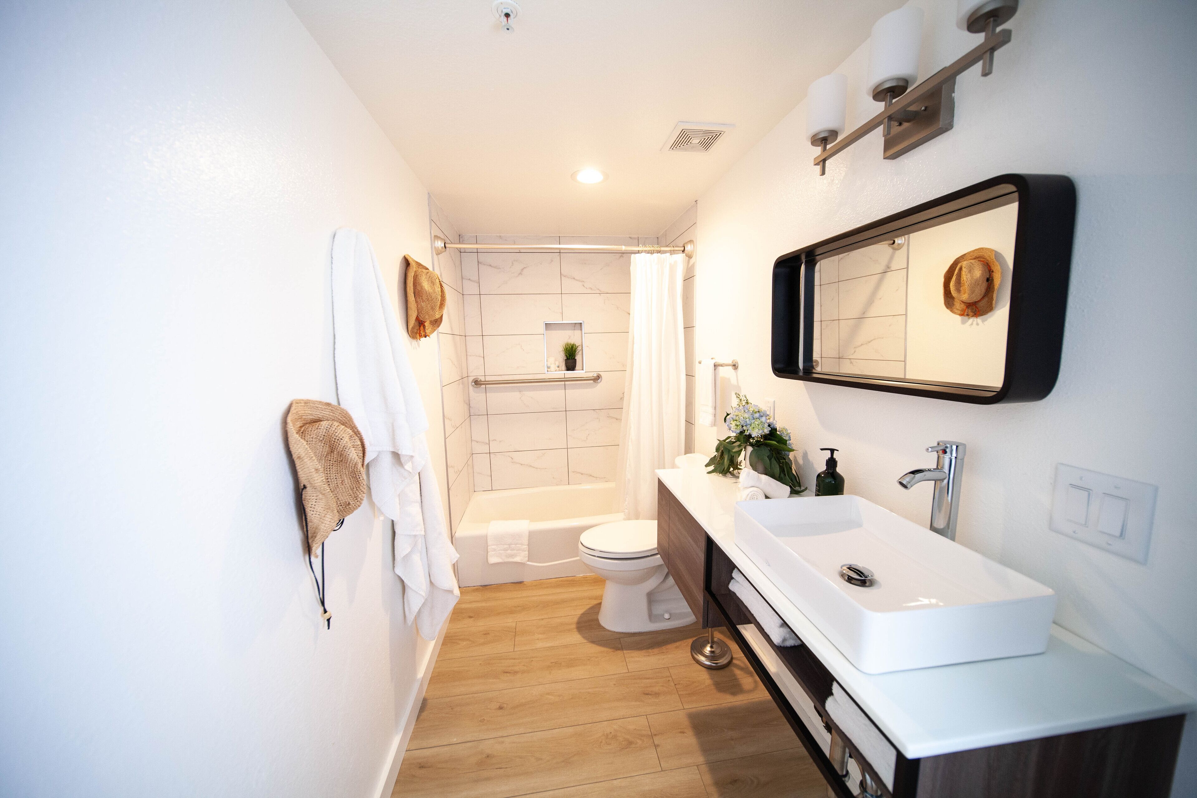 combined shower/bathtub, free toiletries, hair dryer, towels