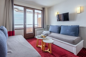 Apartemen Standar, 1 kamar tidur (7 people + 1 sleeping alcove) | Area keluarga | TV