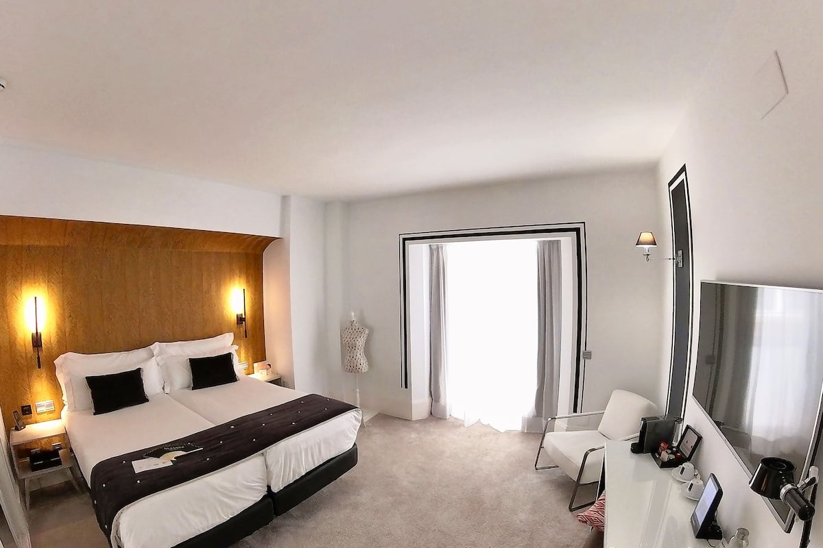 executive room | minibar, in-room safe, desk, soundproofing