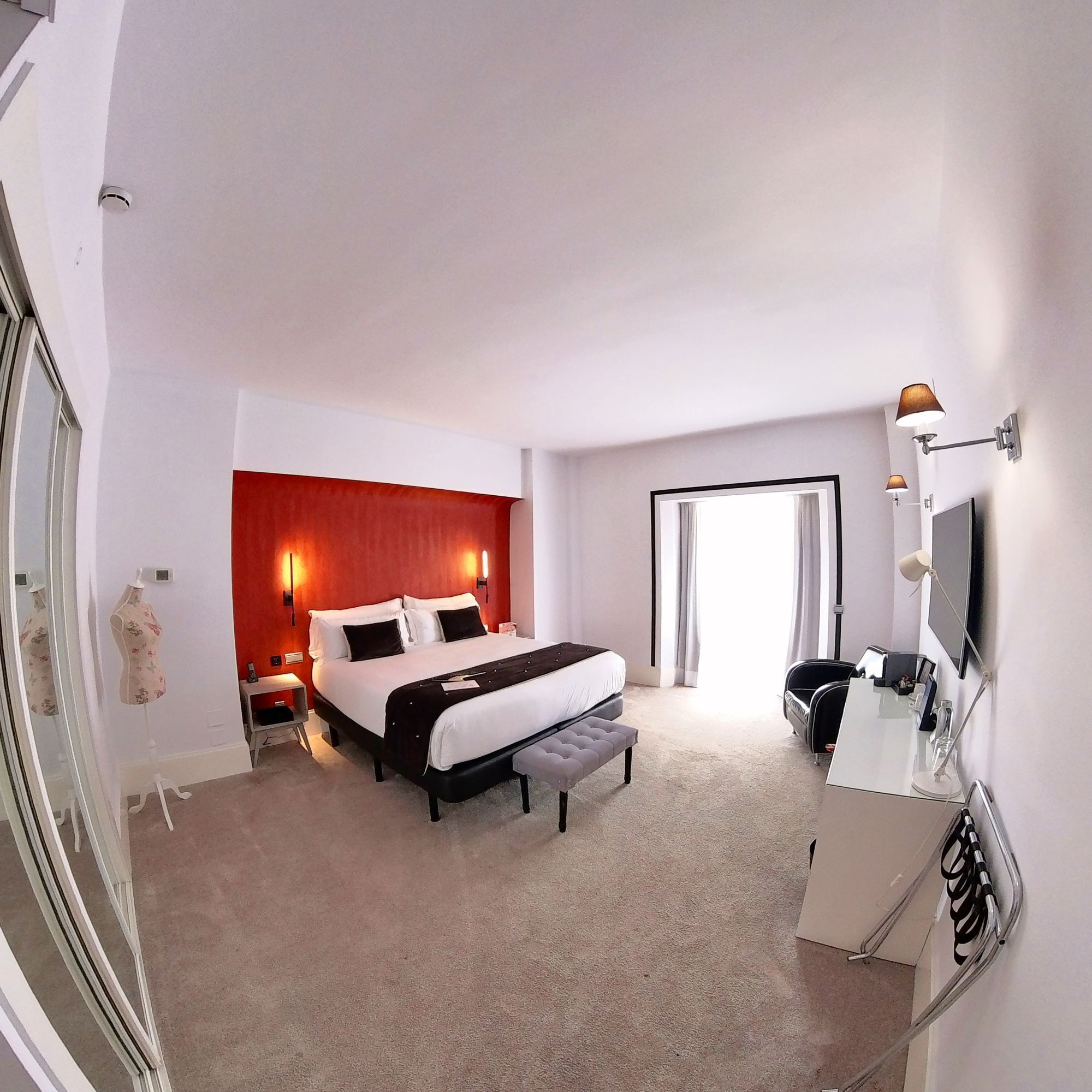 executive room | minibar, in-room safe, desk, soundproofing