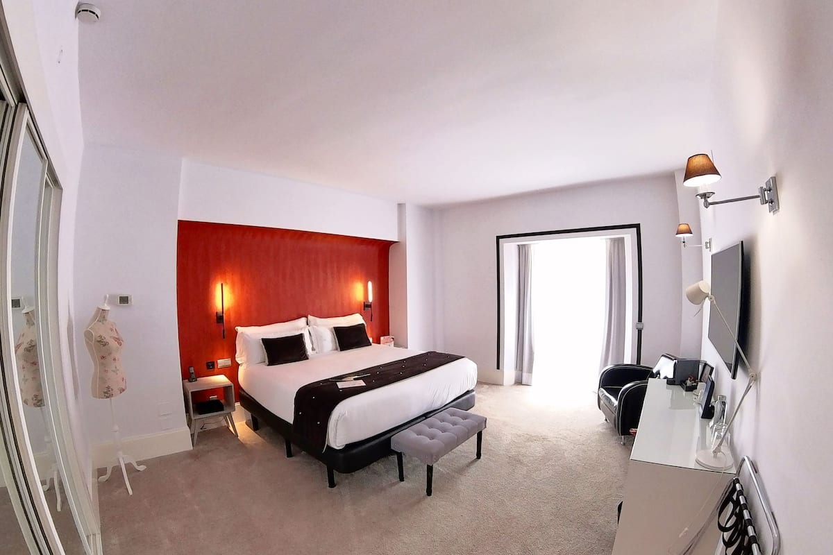 executive room | minibar, in-room safe, desk, soundproofing