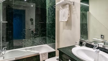 Habitación doble estándar | Baño | Amenidades de baño gratuitas, secadora de cabello, bidet, toallas