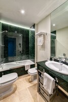 Standard-Doppelzimmer | Badezimmer | Kostenlose Toilettenartikel, Haartrockner, Bidet, Handtücher