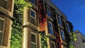A hotel facade with vertical gardens and a sign for Mariposa Hotel. - Mariposa Hotel Malaga (Málaga)