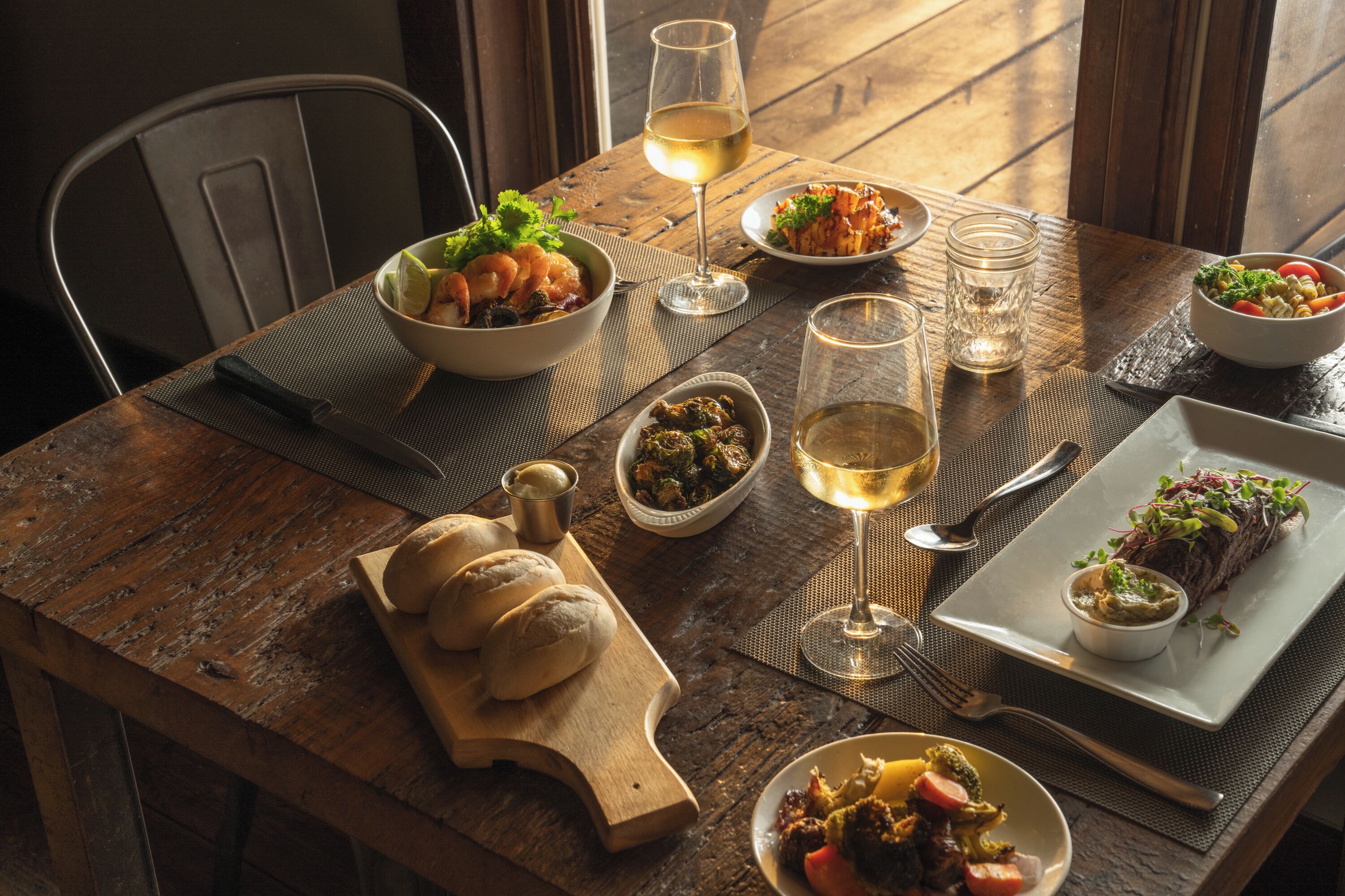 Frokost og middag serveres