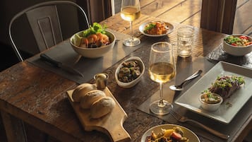 Frokost og middag serveres