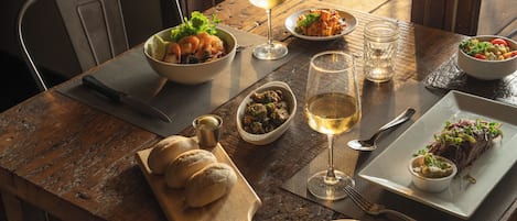 Breakfast and dinner served