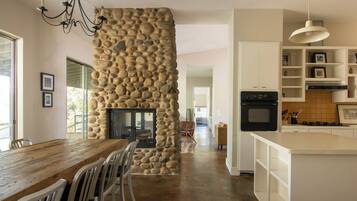The Ranch House 3 Bedroom | Premium bedding, free WiFi, bed sheets