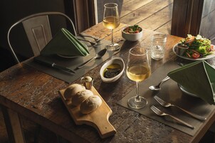 Breakfast and dinner served