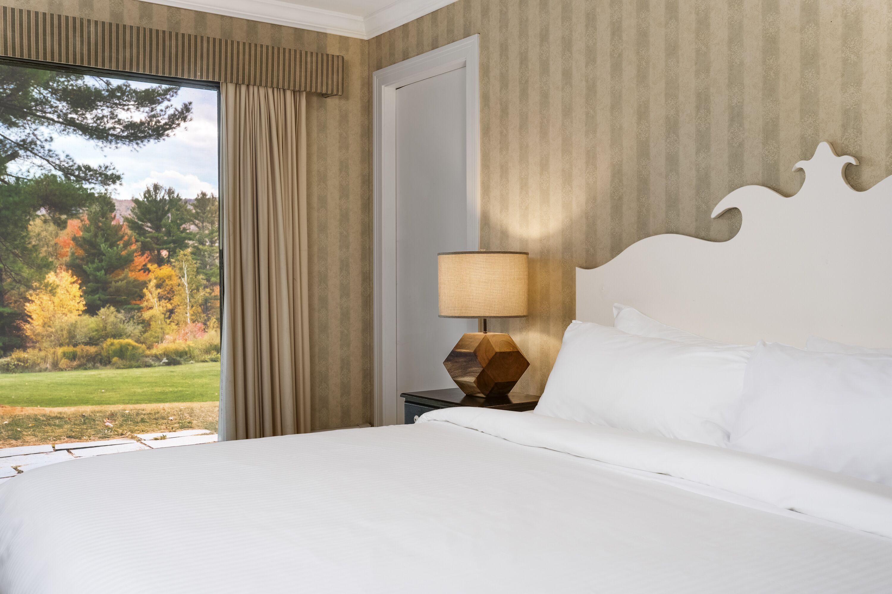 deluxe room, 1 king bed, mountain view | individually decorated, individually furnished, iron/ironing board