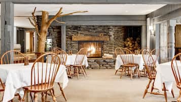 2 restaurants, breakfast, dinner served; American cuisine