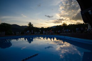 Innenpool, Außenpool, Sonnenschirme, Liegestühle