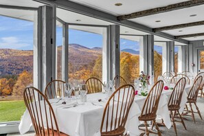 2 restoran, sarapan, makan malam dihidangkan; masakan Amerika