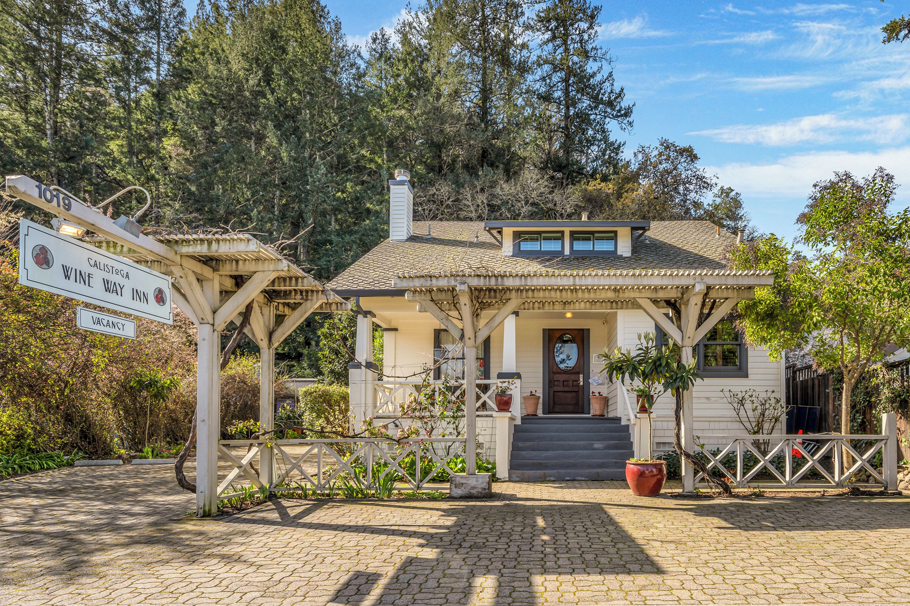 Vista frontal de la propiedad