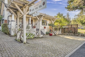 Exterior - Calistoga Wine Way Inn (Calistoga)
