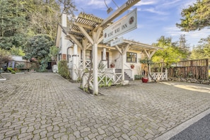 Front of property - Calistoga Wine Way Inn (Calistoga)