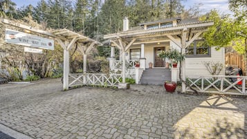 Un bâtiment blanc doté d’un porche abrité et d’une enseigne indiquant que le Wine Way Inn est fermé.