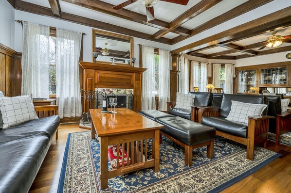 Ein traditionelles Wohnzimmer mit einem Couchtisch aus Holz, Ledersofas und einem gemusterten Teppich.