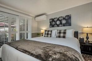 Comfort Room, 1 King Bed (Oakville Garden) | Individually decorated, individually furnished, iron/ironing board - Calistoga Wine Way Inn (Calistoga)