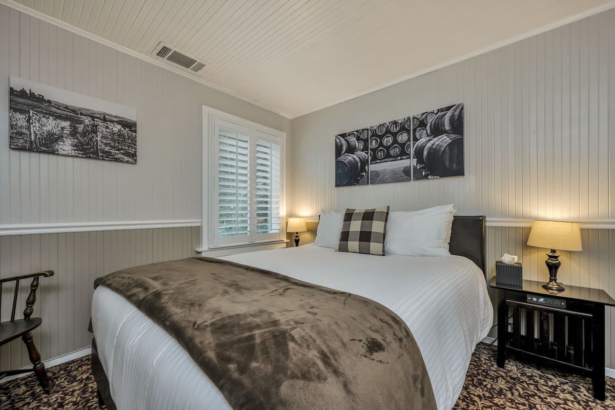 Standard Room, 1 Queen Bed (Rutherford) | Individually decorated, individually furnished, iron/ironing board
