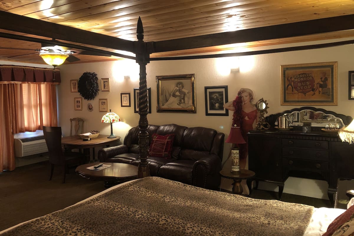 Marilyn Monroe's Boudoir | Living room | Flat-screen TV, DVD player