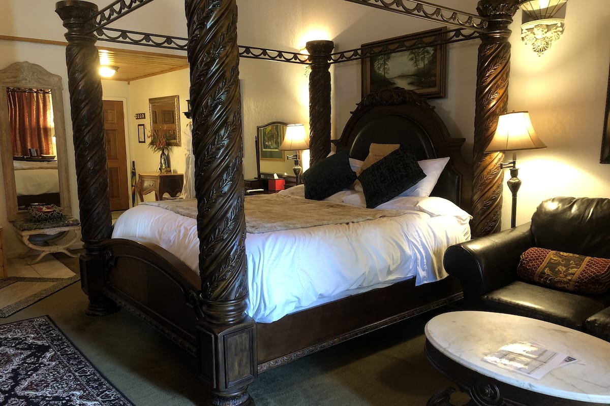 Chardonnay Chalet | Living area | Flat-screen TV, DVD player