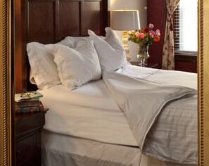 Hypo-allergenic bedding, individually decorated, individually furnished - American Guest House (Washington)