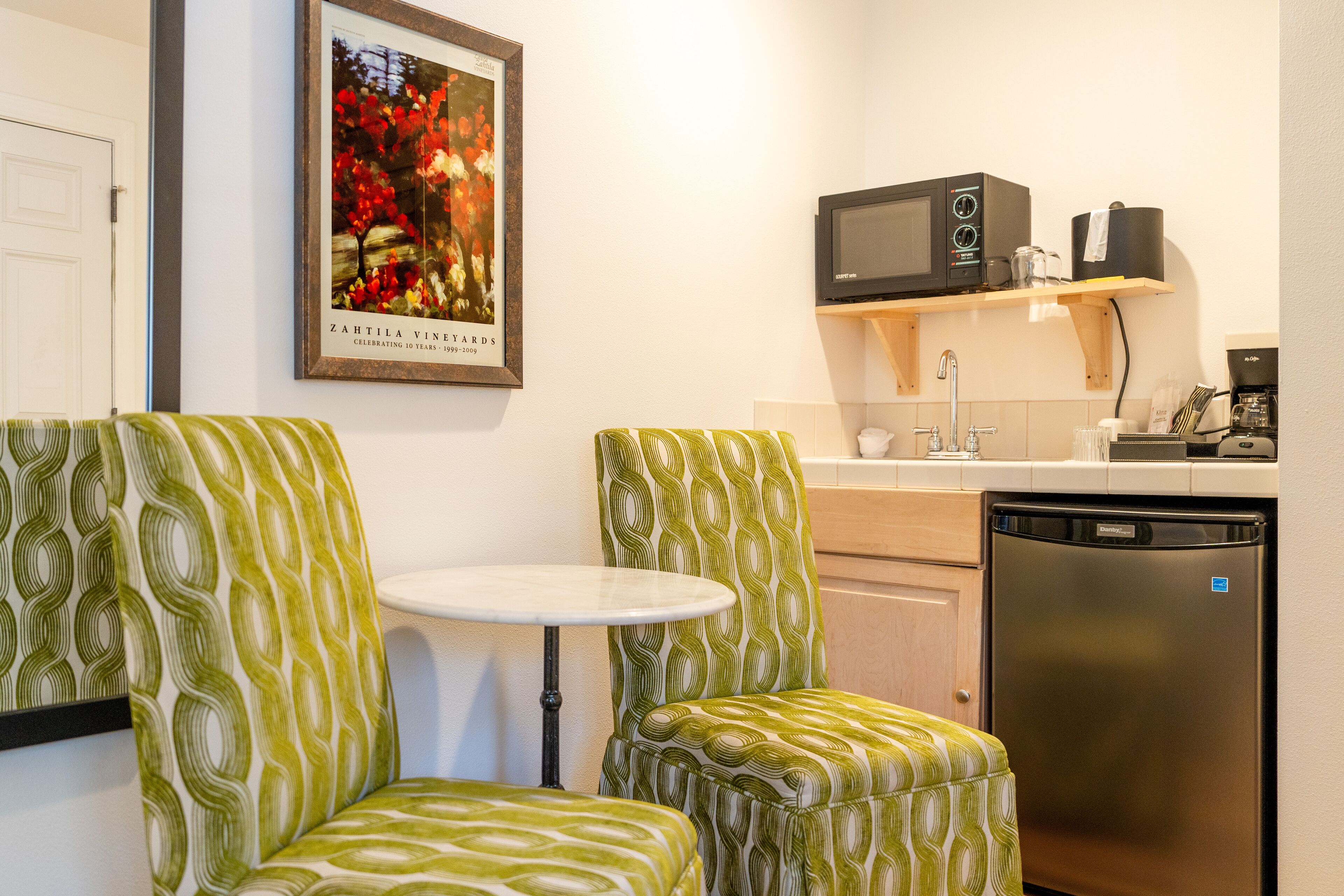 signature room, 1 king bed, fireplace | premium bedding, iron/ironing board, free wifi, bed sheets