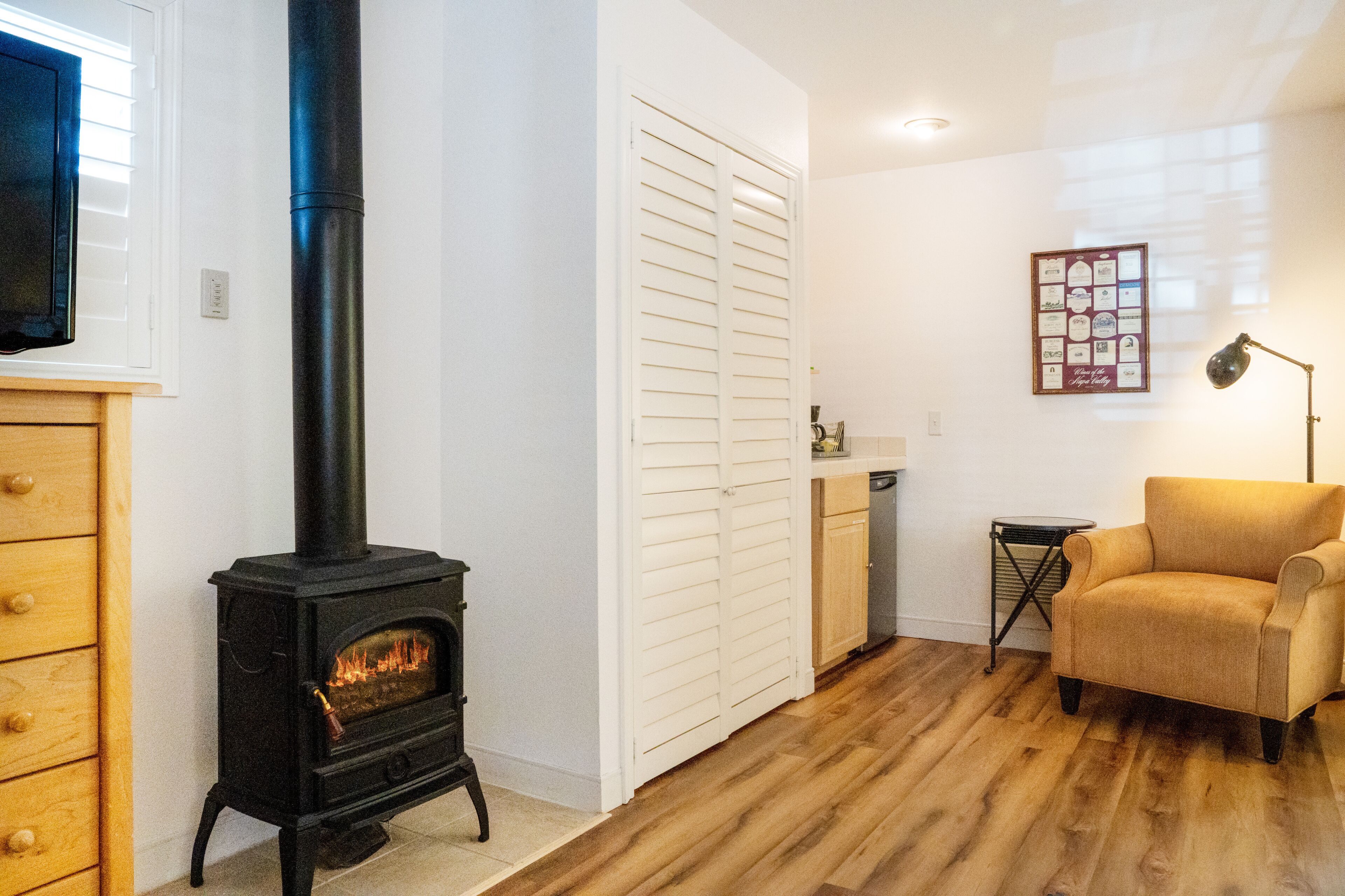 classic room, 1 king bed, fireplace | premium bedding, iron/ironing board, free wifi, bed sheets