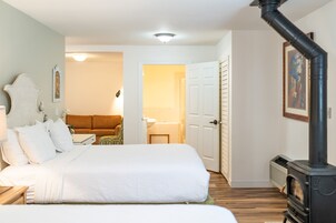 Ropa de cama hipoalergénica y tabla de planchar con plancha 