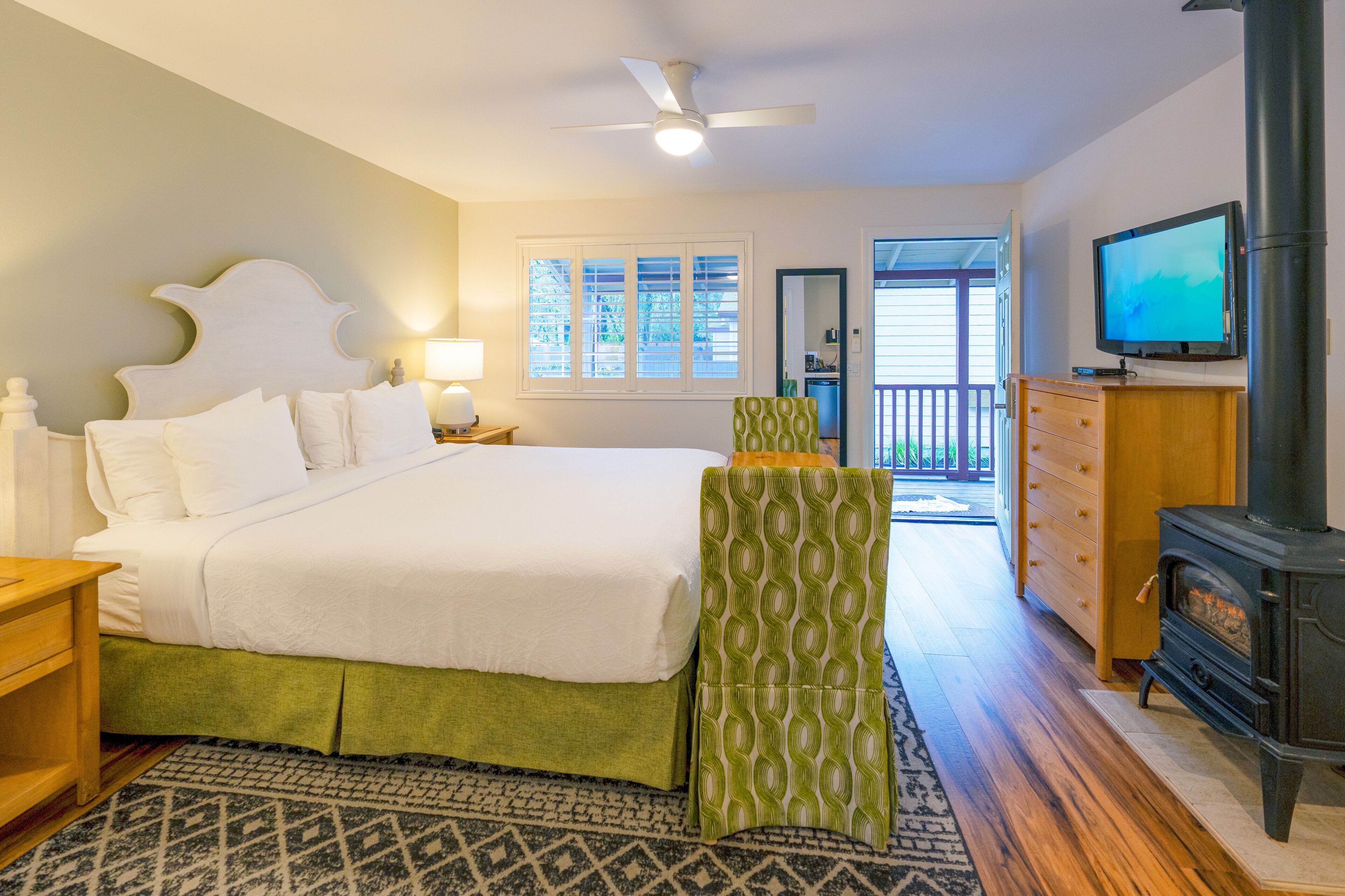 Signature Room, 1 King Bed, Fireplace | Premium bedding, iron/ironing board, free WiFi, bed sheets