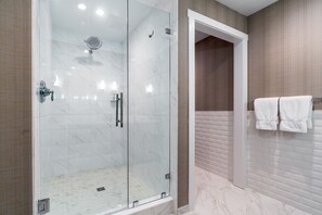 Superior-Zimmer, 1 King-Bett und Schlafsofa | Badezimmer | Designer-Toilettenartikel, Haartrockner, Bademäntel, Handtücher