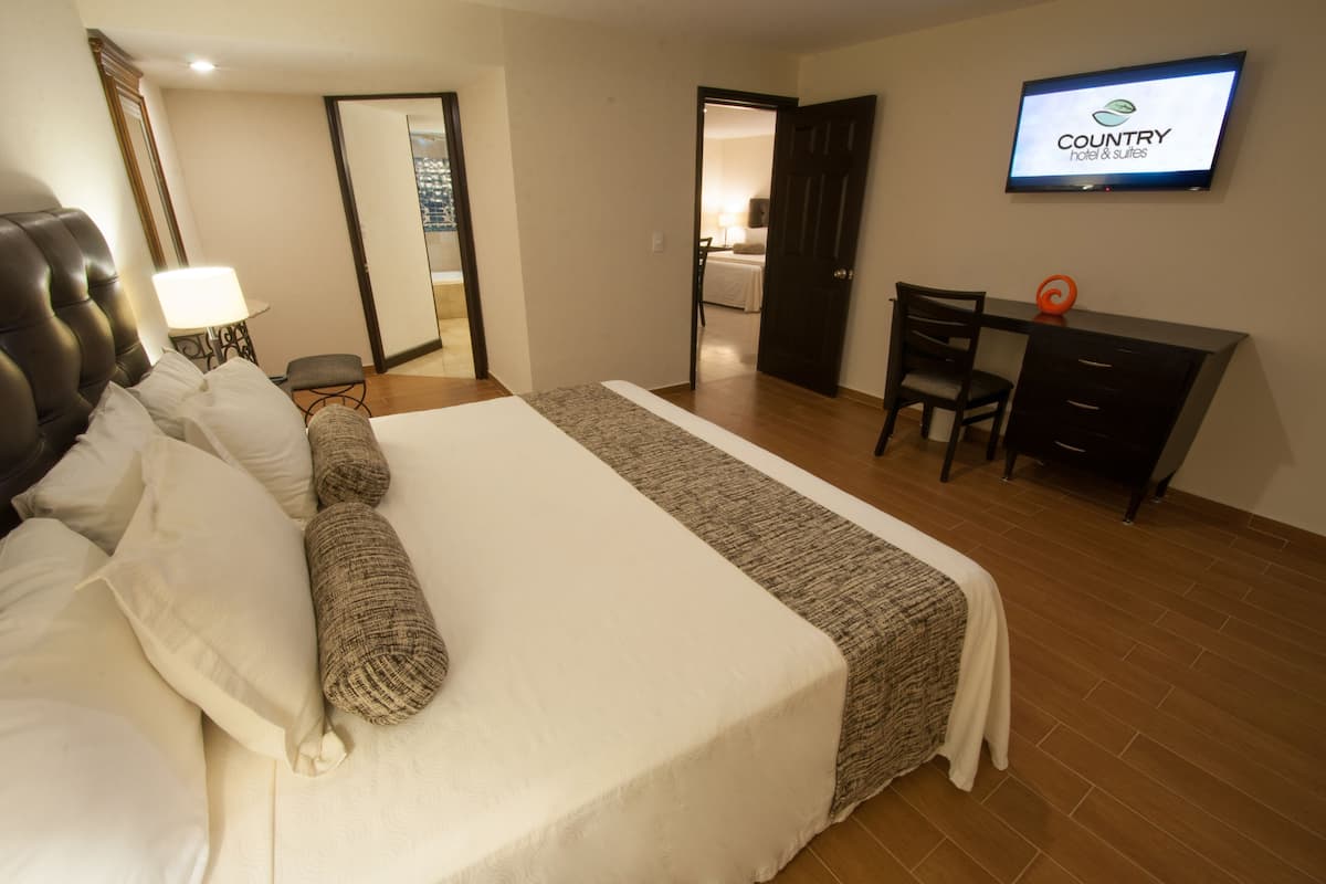 Family Suite | Premium bedding, in-room safe, desk, blackout drapes