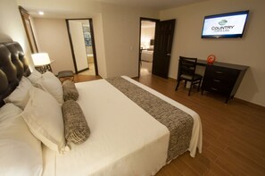 Suite Familiale | Literie de qualité supérieure, coffres-forts dans les chambres, bureau