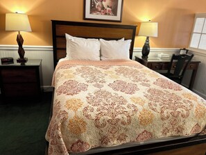 Premium bedding, iron/ironing board, free WiFi, bed sheets - County Clare Irish Hotel & Pub (Milwaukee)