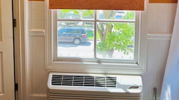 独立的浴缸和淋浴、按摩浴缸、免费洗浴用品、吹风机