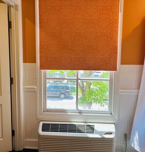 Separate bathtub and shower, jetted bath, free toiletries, hair dryer - County Clare Irish Hotel & Pub (Milwaukee)