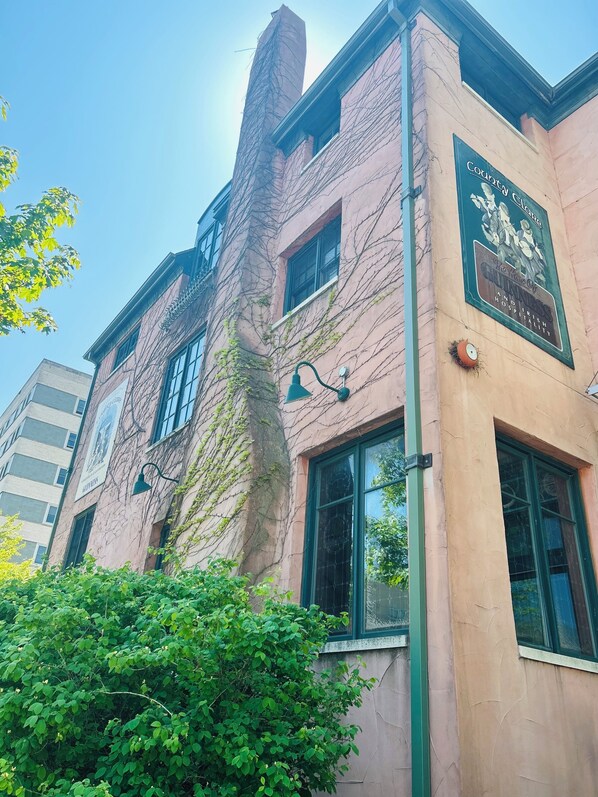 Exterior - County Clare Irish Hotel & Pub (Milwaukee)