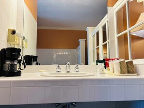 Premium bedding, iron/ironing board, free WiFi, bed sheets - County Clare Irish Hotel & Pub (Milwaukee)