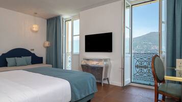 Camera Premium, vista lago | Copriletto in piuma, minibar, una cassaforte in camera, una scrivania