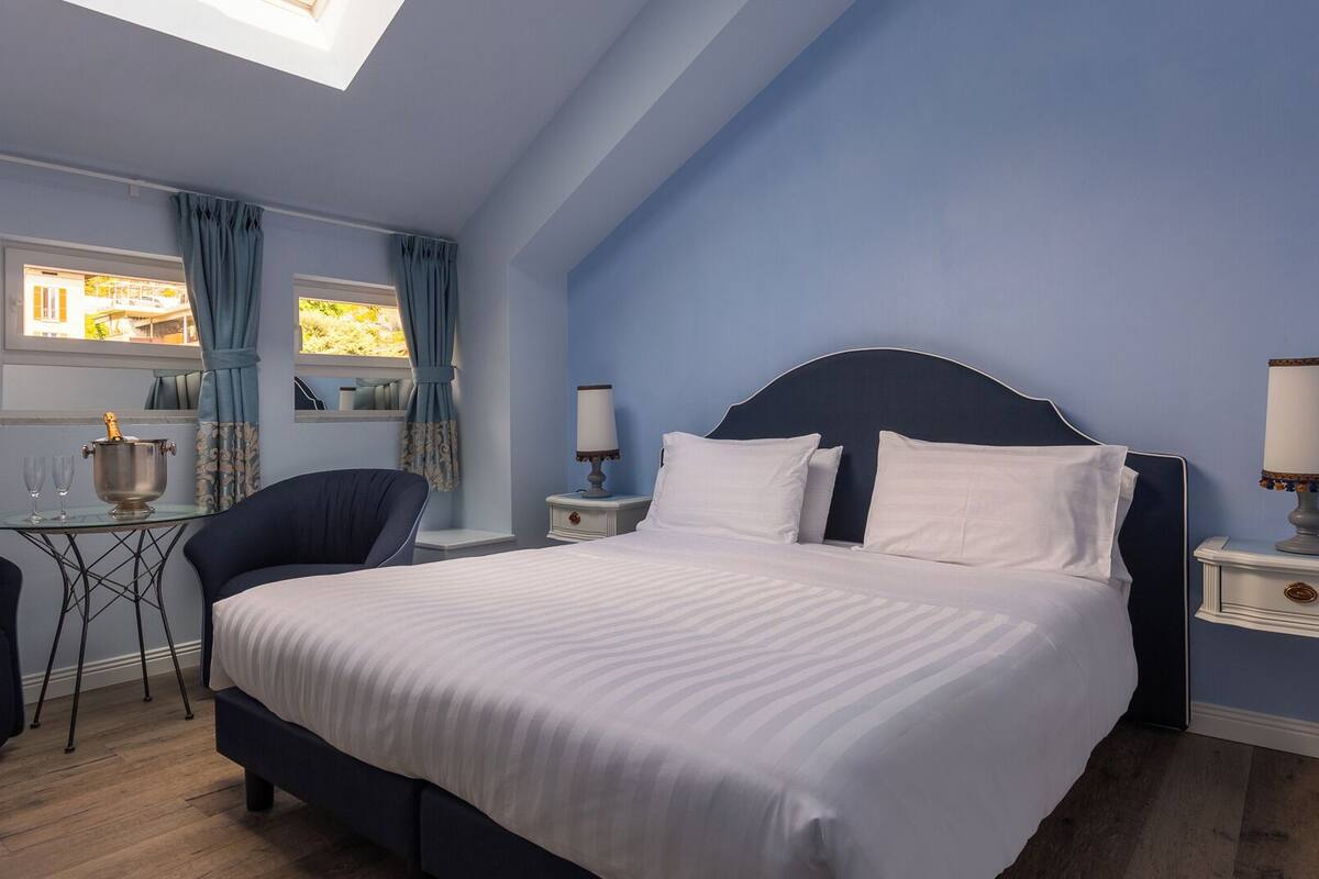 Classic Room | Down comforters, minibar, in-room safe, desk