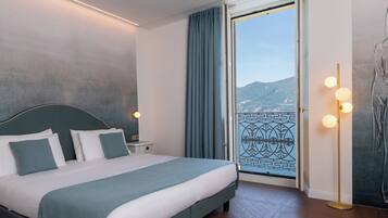 Deluxe-Zimmer, Seeblick | Daunenbettdecken, Minibar, Zimmersafe, Schreibtisch