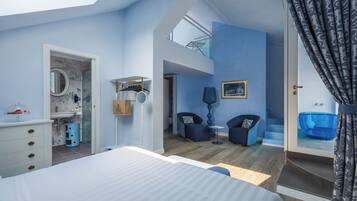 Deluxe Studio Suite | Down duvets, minibar, in-room safe, desk