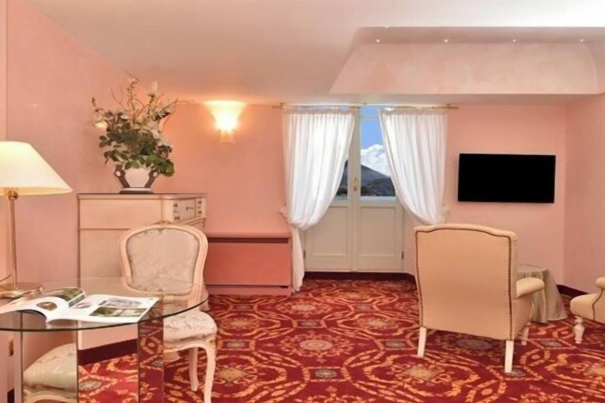 Junior Studio Suite | Down comforters, minibar, in-room safe, desk