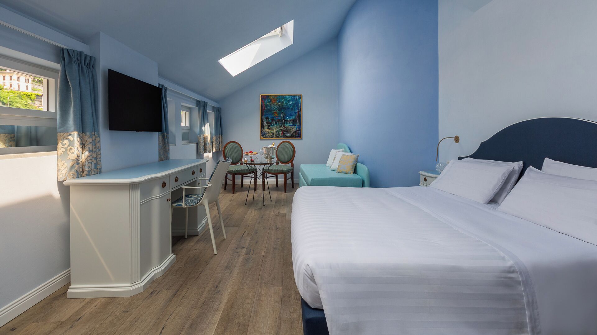 Comfort Room | Down comforters, minibar, in-room safe, desk